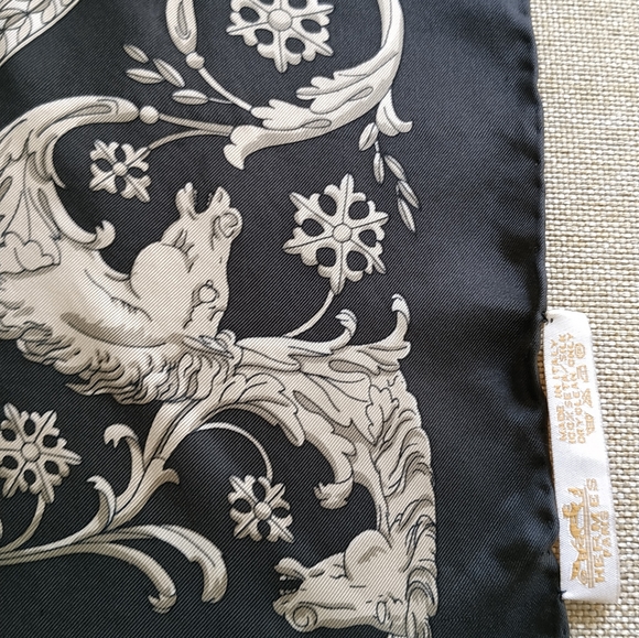 Hermes La Promenade de Longchamps Scarf - Picture 13 of 13
